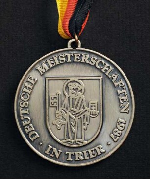 Silbermedaille Deutsche Meisterschaften in Kurzschrift und Maschinenschreiben in Trier 1987 am schwarz-rot-goldenen Band : Sammlung Deutscher Stenografenbund. Silbermedaille Deutsche Meisterschaften in Kurzschrift und Maschinenschreiben in Trier 1987 am schwarz-rot-goldenen Band. Messing, versilbert; Durchmesser 50 mm, Gewicht 39 g (1987; Deschler & Sohn, München). Dresden: SLUB R c 0546
