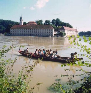 Blick über die Donau auf das Kloster Weltenburg