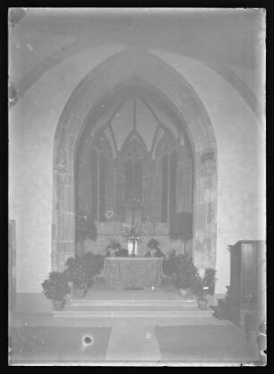 Innenraum Marienkapelle mit Altar und Blumenschmuck