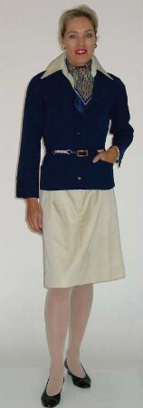 Dunkelblaue Kostümjacke mit Seidentuch
