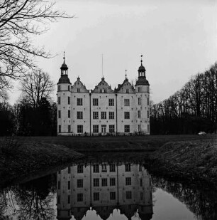 Ahrensburg: Schloss Ahrensburg: vorn Schlossgraben: hinten Bäume: Blick von der Lübecker Straße Richtung Nordwesten