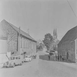 Göda - Ansichten : Göda. Dresdener Straße, rechts Gasthof Zum Hirsch. Straßenansicht