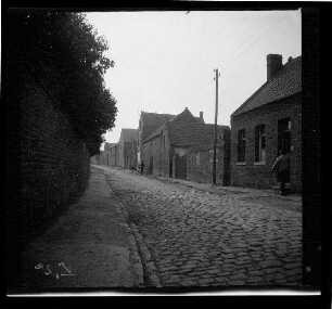 Sailly-en-Ostrevent (Dep. Pas-de-Calais, Frankreich): gepflasterte Ortsstraße mit Backsteinhäusern ("Straßenbilder: Pfarrhofstraße)")