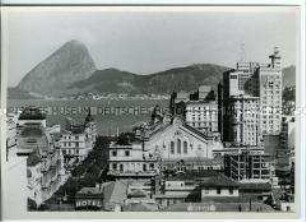 Blick über die Stadt auf den Zuckerhut, Rio de Janeiro, Brasilien