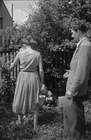 Jahna. Eine Frau und ein Mann in einem Garten