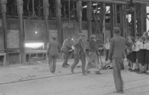 Reportage: VEB Stahl- und Walzwerk Brandenburg : Arbeiter vor einem geöffneten Hochofen
