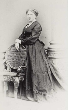 Porträt Maria Bayer-Bürck (1820-1910; Schauspielerin). Albuminabzug auf Karton (Carte-de-visite mit Atelieraufdruck verso)