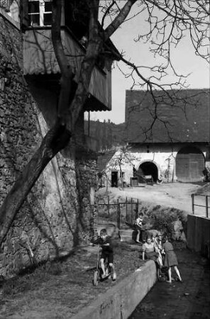 Freiburg: Alter Hof (spielende Kinder)