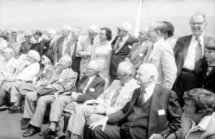 31. Tagung 1981 (29.6.-3.7.) Mediziner; Maikäferrede an Bord: stehend: Christian R. de Duve, Frau Luria, Salvador E. Luria, Nikolaas Tinbergen, Sir John C. Eccles, Sir Bernard Katz, Adolf Butenandt, Rosalyn Yalow, Severo Ochoa, Ernst O. Fischer, Thomas H. Weller, verdeckt Werner Arber, James D. Watson mit Sohn, vorn sitzend: Sir Peter Medawar, Konrad Lorenz, Frau Pauling, Andrè F. Cournand, Sir Hans A. Krebs, Rodney R. Porter, Linus C. Pauling, Frau Cournand