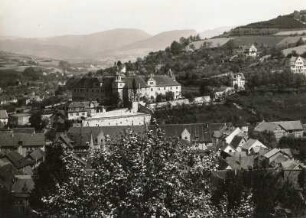 Schmalkalden, Stadt : Schmalkalden/Thüringen. Stadtteilansicht mit Schloß. Blickrichtung Thüringer Wald