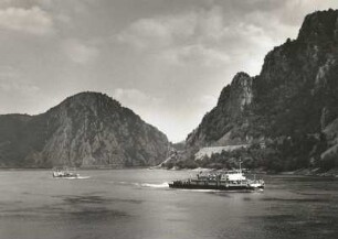 Donaudurchbruch zwischen Karpaten und Balkan. Stromaufwärts schwimmender Schleppzug in einer Weitung vor der Cazane-Schlucht. Blick rumänische und jugoslawische Uferseite