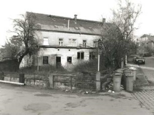Dresden-Strehlen, Kreischaer Straße 13. Wohnhaus (1865). Straßenansicht über den Kaitzbach von Süden