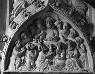 Portaltympanon mit Abendmahl. Stein (um 1400). Bremen, Dom Sankt Petri, Ostkrypta