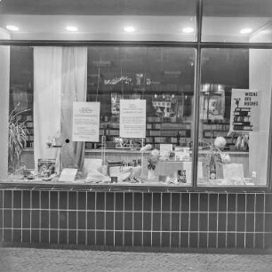 Haus des Buches, polnische Ausstellung : Bautzen. Haus des Buches, Karl-Marx-Straße. Verkaufsausstellung der Volksrepublik Polen vom 01.11.-05.11.1965. Schaufenster