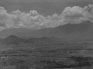 Bergpanorama : Bergpanorama mit Blick in die "Mersa-Ebene".