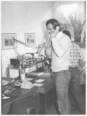 Telefonierender Mann (Altersgruppe 14-17)