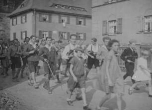 Musikgruppe der Sozialistischen Arbeiterjugend (SAJ) während eines Umzuges in Raschau/Erzgebirge um 1930 : Musikgruppe der Sozialistischen Arbeiterjugend während eines Umzuges in Raschau/Erzgebirge
