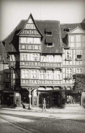 Halberstadt, Der Stelzfuß : Halberstadt. Wohnhaus "Der Stelzfuß", Holzmarkt/Ecke Schmiedestraße. Marktfront
