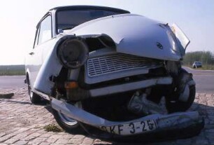 Totalschaden eines Trabant nach Unfall : Wenn ein Auto vom Typ Trabant in einen Unfall verwickelt wird, zersplittert die Duroplast-Karosserie. Aufgenommen ca. 1990 in der DDR
