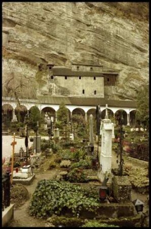 Salzburg: Peter Friedhof, mit Bergwand und Katakomben