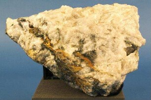 Quarzit mit Kluftmineralisation auf Braunspat