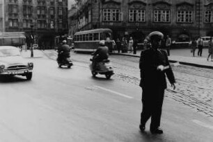 Straßenszene mit Verkehrspolizist