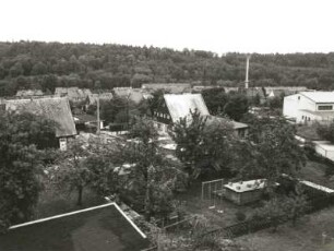 Berggießhübel (Bad Gottleuba-Berggießhübel). Stadtsiedlung am rechten Gottleubahang (1927 ff.). Blick von der Prinzessinnensäule nach Nordwest gegen die Zehistaer Wände