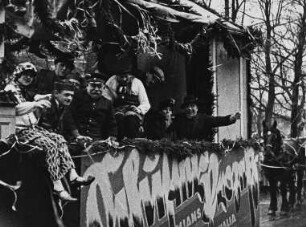Szene aus dem Dokumentarfilm der "Große Karnevals-Umzug": Festwagen mit Künstlern von Thymians Thalia-Theater