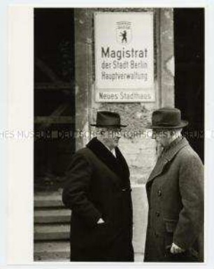 Oberbürgermeister Arthur Werner mit Pfarrer Buchholz.