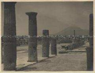 Pompeji - Ruinen der ausgegrabenen Stadt - Im Hintergrund der Vesuv