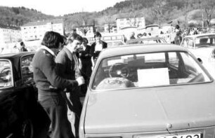 Freiburg: Stadthalle; Gebrauchtwagenschau; Autoverkäufer vor der Stadthalle