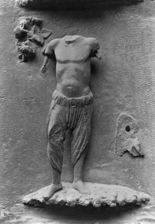 Südliches Westportal — Südlicher Türpfosten — Männliche Figur, bekleidet mit einem Schurz, Sommer (a 7)