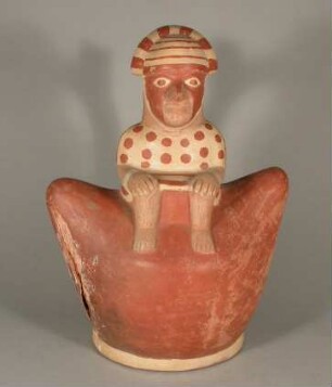 Sitzende anthropomorphe Figur auf einem Berg