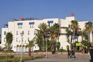Fes Ville Nouvelle - IBIS-Hotel : Die Neustadt (Ville Nouvelle) von Fes ist gekennzeichnet durch breite Alleen, moderne Hotels, Büro-und Wohnhäuser und viele Grünanlagen. Aufgenommen am 26. Oktober 2010