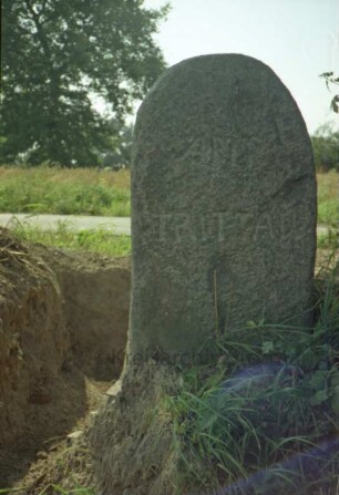 Eichede: Stubben: Grenzstein [Nr. 35] zwischen Amt Steinhorst und Amt Trittau, 1842: Seite Trittau: daneben Fundamentgraben