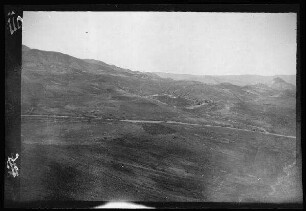 Bogh en Zein (=Buguen-Zein, Marokko): Gebirgiges Land ("Schlachtfeld vom 30.9.1909") hinter einem weiten Flusstal (Blick von einem hochgelegenen Lager)