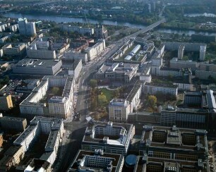 Ernst-Reuter-Allee in Magdeburg : Blickrichtung Osten zur Elbe