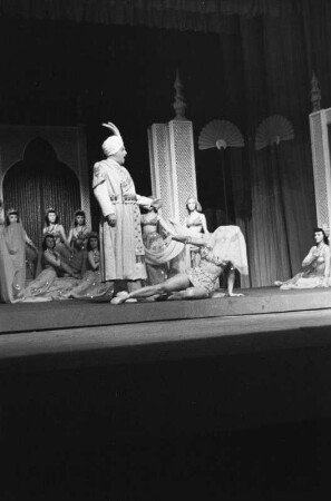 Szenenbilder aus "An beiden Ufern der Spree" von G. v. Wangenheim mit I. v. Wangenheim, F. Kronström, M. Pretell, H. Pitra, E. Grajena, R. Zabekow, Metropol-Theater 01.04.1952