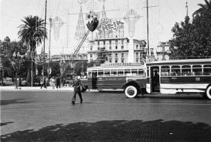 Reisefotos Argentinien. Buenos Aires, Plaza de Mayo. Ansicht mit Obelisk zur Erinnerung an die Vertreibung des Vizekönigs Baltasar Hidalgo de Cisneros y la Torre am 25. Mai 1810 durch bewaffnete Bürger