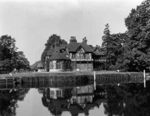 Themsefahrt : Blick von der Themse auf ein Cottage