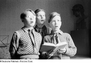 Porträt dreier Pioniere beim Singen