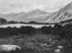 Bergsee : Blick über ein Gebirge mit einem See