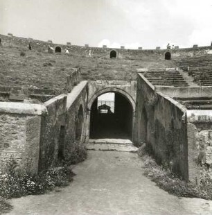 Pompeji. Amphitheater. Haupteingang (Nordwestseite) von innen
