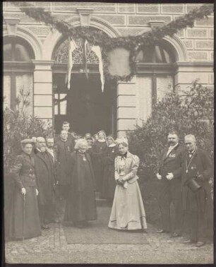 Großherzogin Luise mit Ordensschwestern und Honoratioren.