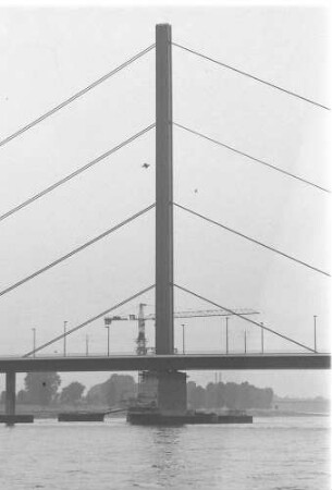 Düsseldorf-Lohausen: Pylon der [Oberkasseler Brücke]