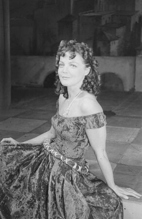 Szenenbilder aus der Komödie "Viel Lärm um nichts" von William Shakespeare im Theater am Schiffbauerdamm in Berlin : Szene mit Ursula Meißner