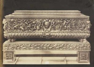 Sarkophag (Holztruhe) mit Schnitzwerk und Vergoldung, von Nussbaumholz, Arbeit des Baccio Bandinelli, 16. Jahrhundert