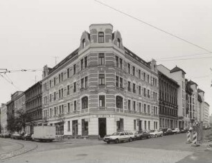 Wohnhaus mit Läden