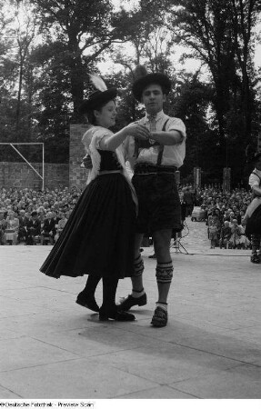 Tanzpaar in Tracht während eines Auftrittes
