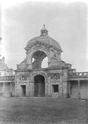 Porte Dauphine / Porte du Baptistère